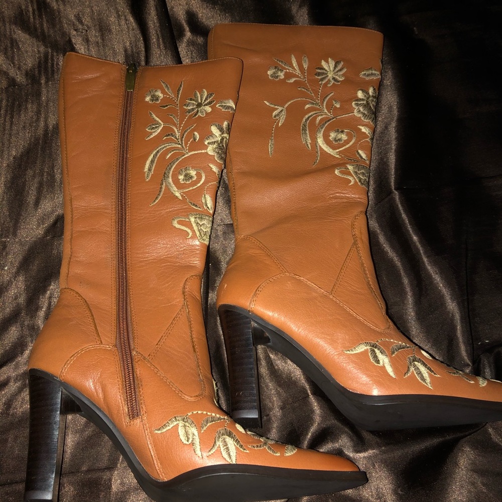 Beautifully embroidered boots. NOW 75% OFF!